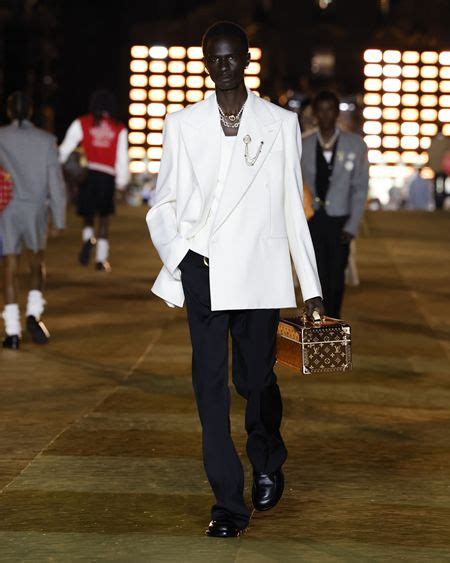 louis vuitton uomo sfilata ss 18|Louis Vuitton, sfila a Parigi la celebrazione dell'umanità e delle .